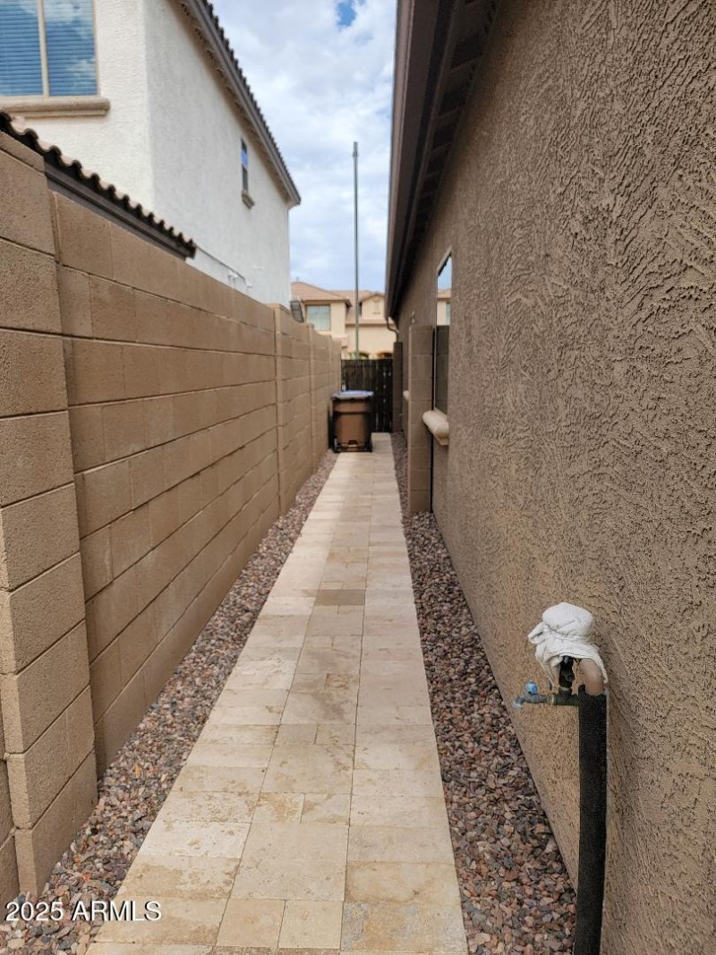 7531 tiled walk way on side of home