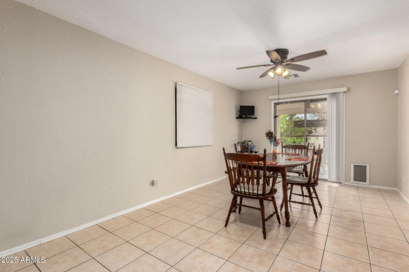 Large Eat-In Kitchen