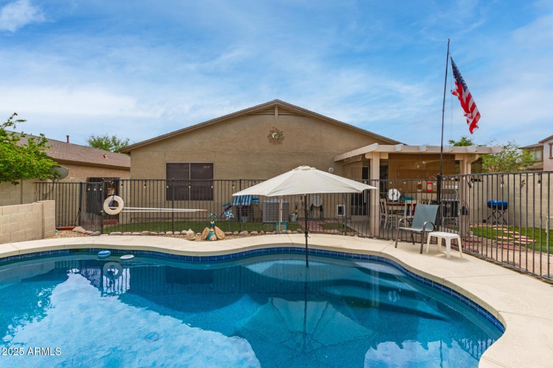 Pool with walkout island