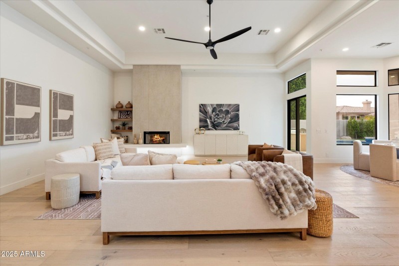 Gorgeous huge family room beside kitchen