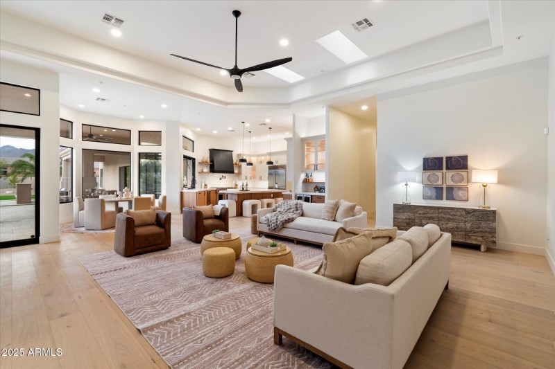 Huge kitchen breakfast nook&family room