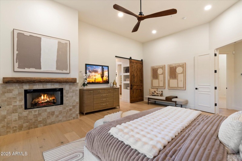 Huge Primary with en-suite bath