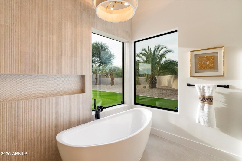 New designer free-standing tub