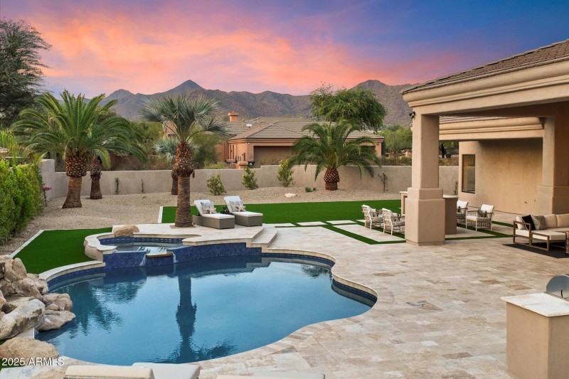 Huge patios, new turf& mountain views