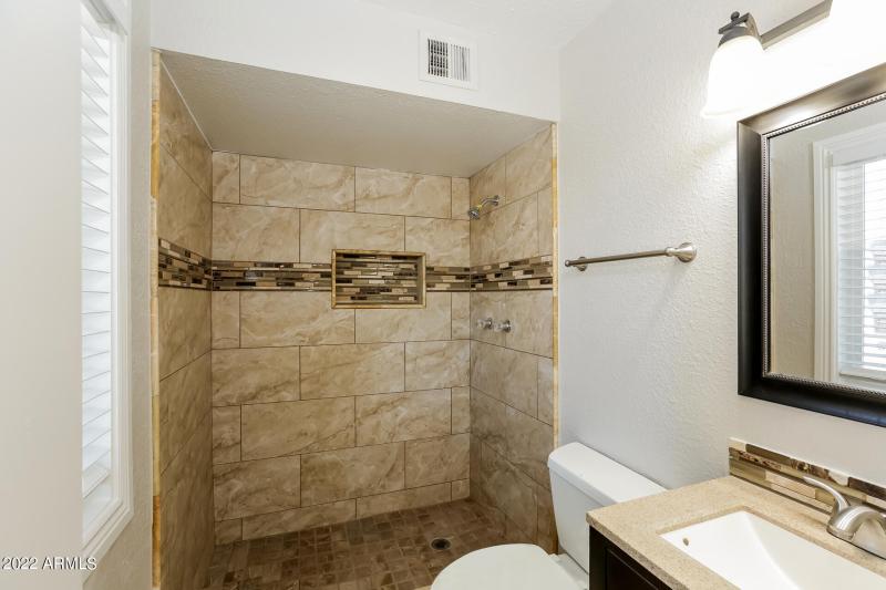 009-photo-primary-bathroom-11307876