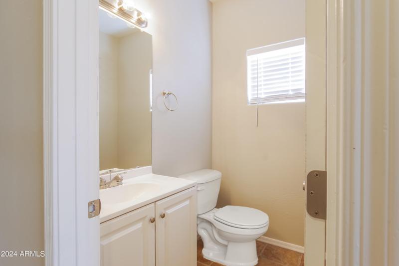 010-photo-primary-bathroom-8930030