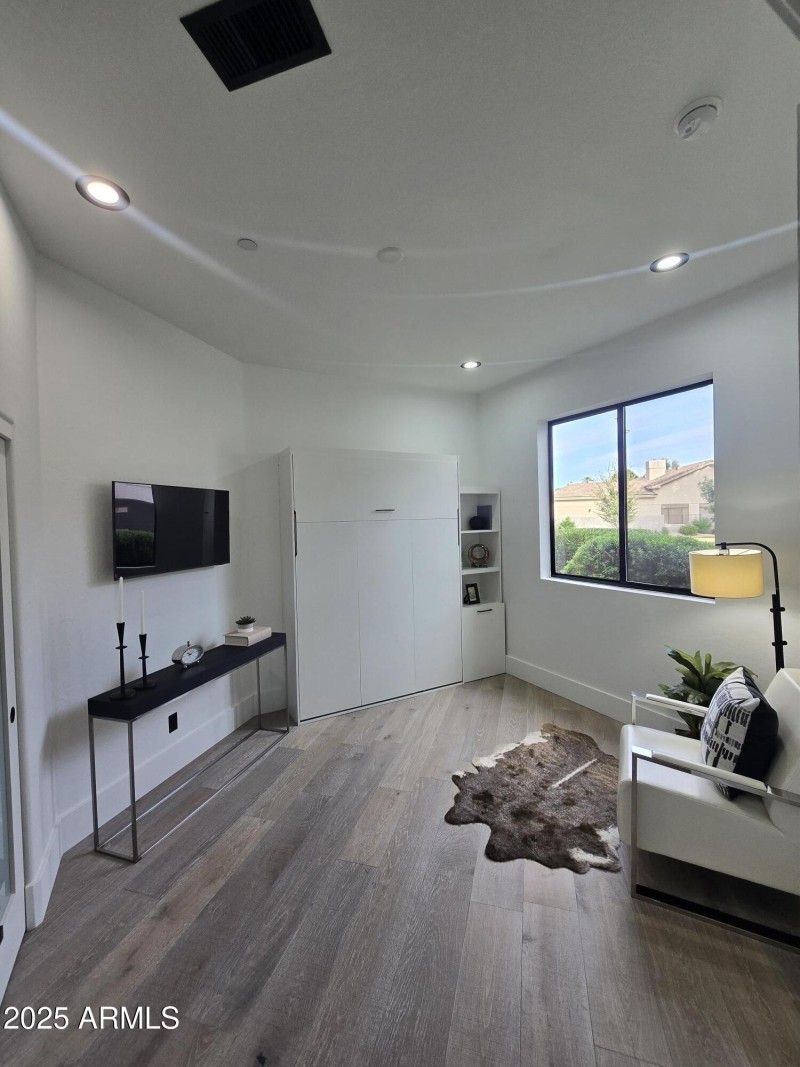 3rd Bedroom/Built-in Queen Murphy Bed