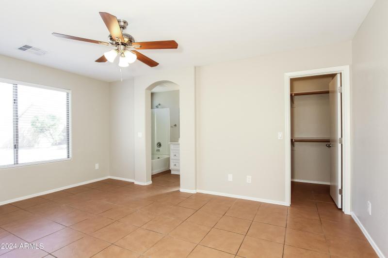 023-photo-primary-bedroom-11963970