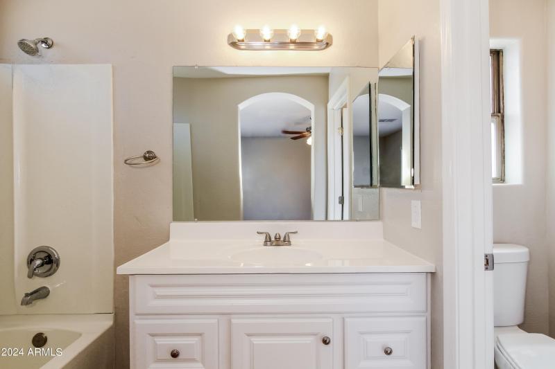 024-photo-primary-bathroom-11963972