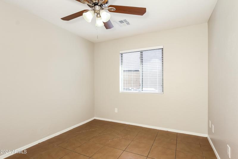 025-photo-bedroom-11963960