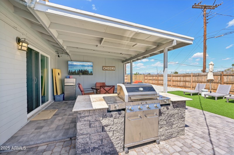 Covered Patio/Built-In BBQ