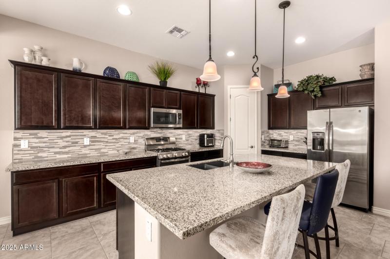 Lots of storage & large kitchen island