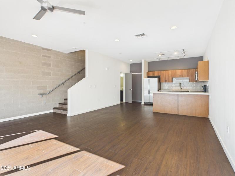 CAM02404G0-PR0141-STILL004