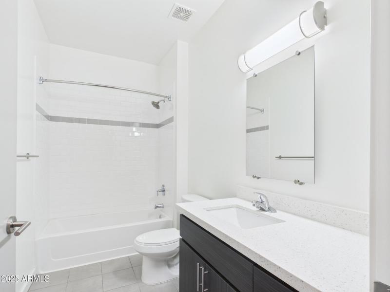 CAM02404G0-PR0141-STILL009