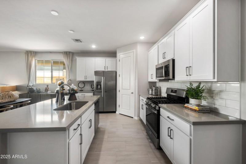 06-22808-E-Round-Up-Way-6