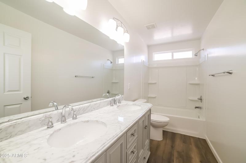 1015459.22650 W Pima St - Main Bathroom