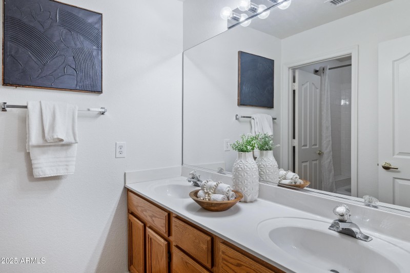 1711 E Waltann Ln-26