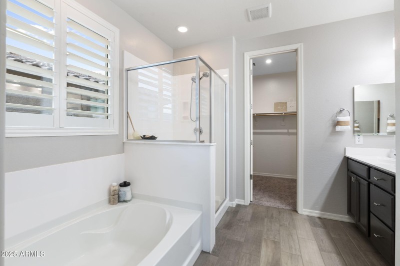 Full bath with walk in closet