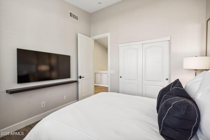 41-web-or-mls-6414-e-monte-cristo-ave