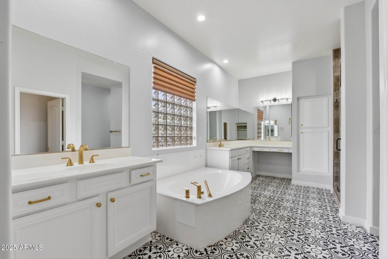 75_6858_W_Peak_View21_mls