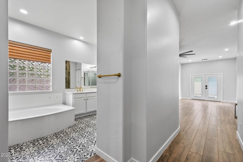 70_6858_W_Peak_View16_mls