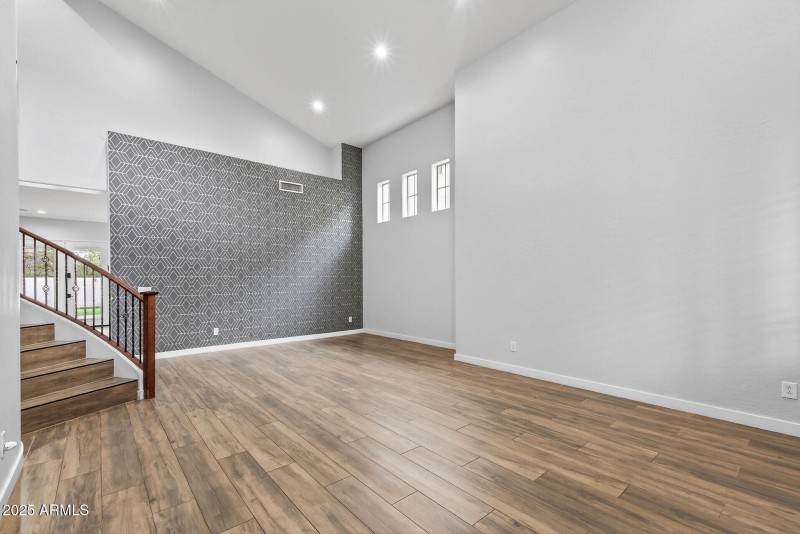 55_6858_W_Peak_View1_mls