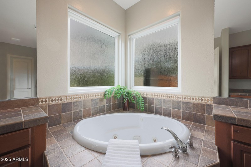 Soaking tub in owners sutie bath
