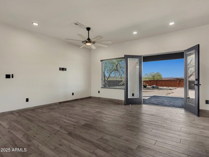 013_living room to courtyard