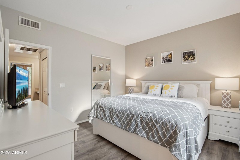 15-web-or-mls-N 76th St 1104-S1909-015