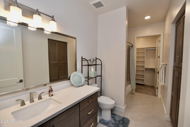 Guest Bedroom En Suite Bathroom