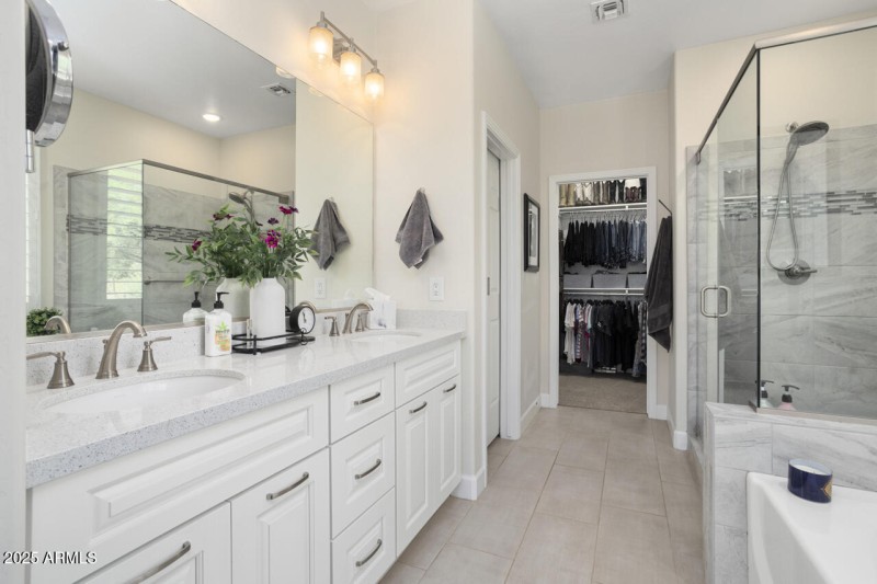 Primary bath w/dual sinks