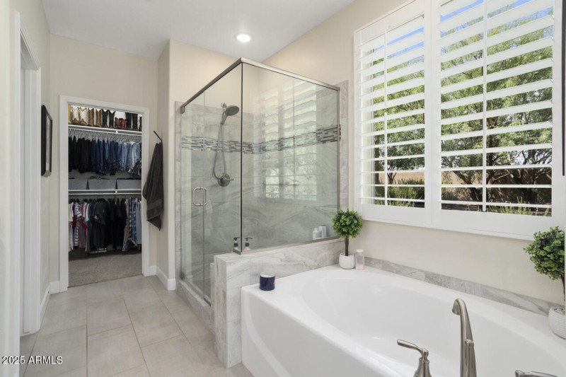 Primary bath w/tub-shower