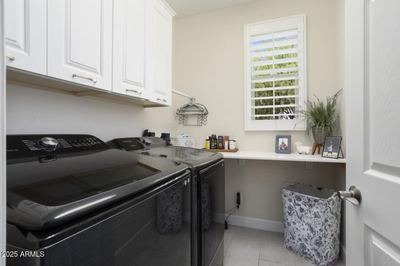 Laundry room w/cabinets, extra shelving