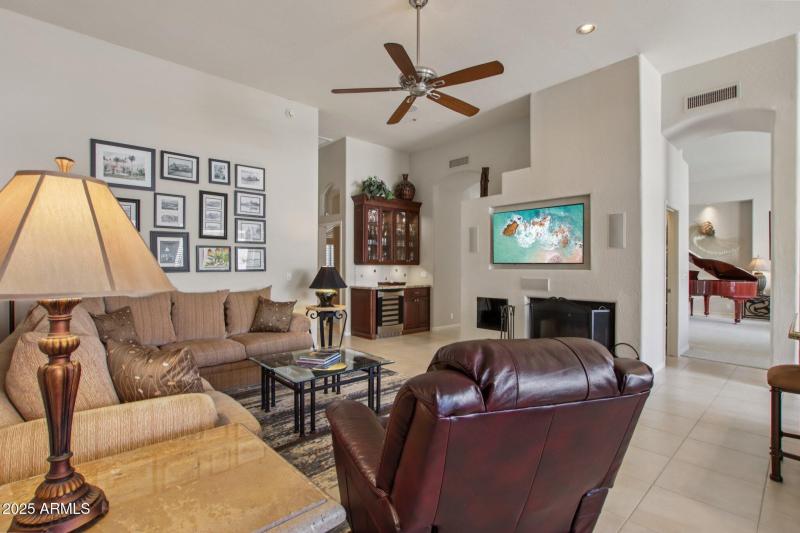 9-web-or-mls-E Altadena Dr-S2708-009