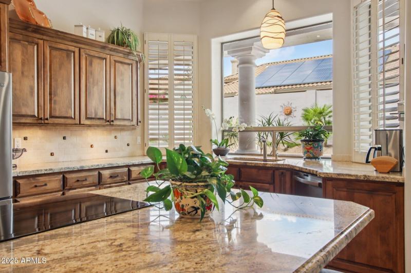 16-web-or-mls-E Altadena Dr-S2708-016