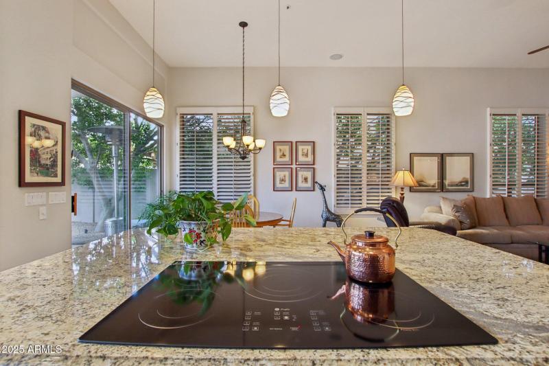 19-web-or-mls-E Altadena Dr-S2708-019