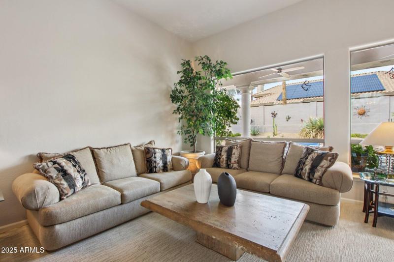 26-web-or-mls-E Altadena Dr-S2708-026