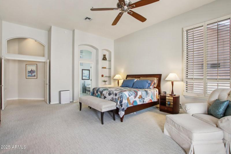 32-web-or-mls-E Altadena Dr-S2708-032