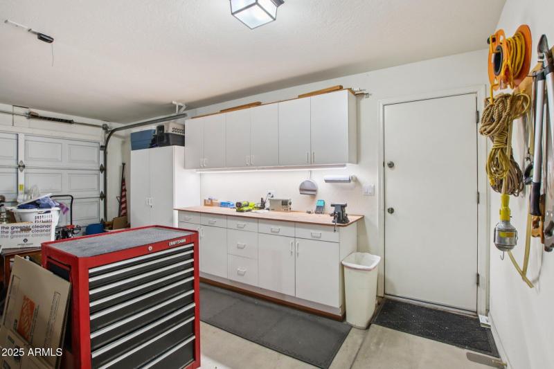 37-web-or-mls-E Altadena Dr-S2708-038