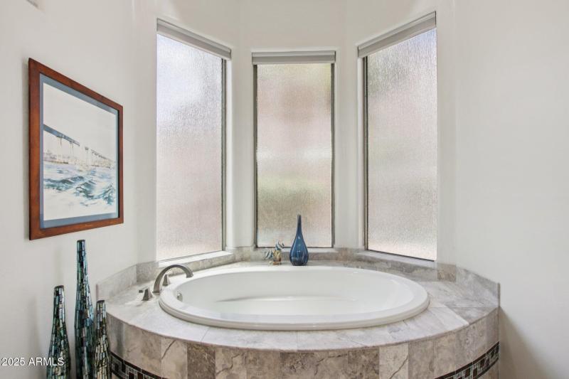 40-web-or-mls-E Altadena Dr-S2708-041