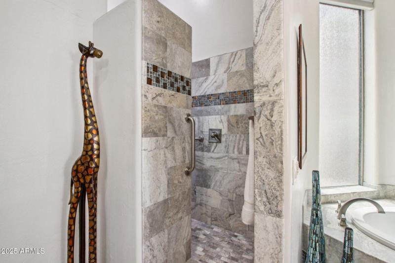 41-web-or-mls-E Altadena Dr-S2708-042