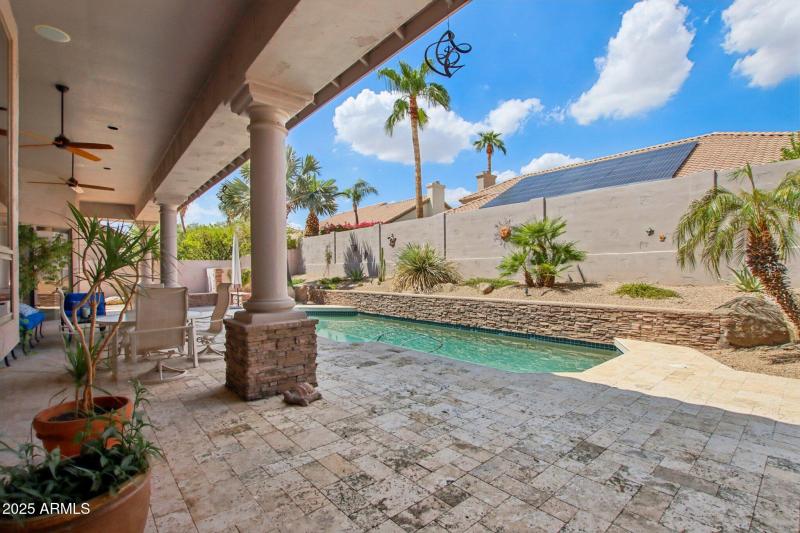 44-web-or-mls-E Altadena Dr-S2708-046