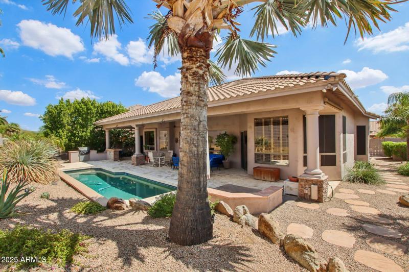 50-web-or-mls-E Altadena Dr-S2708-052