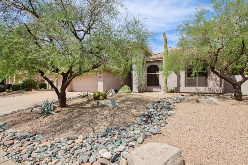 53-web-or-mls-E Altadena Dr-S0209-003