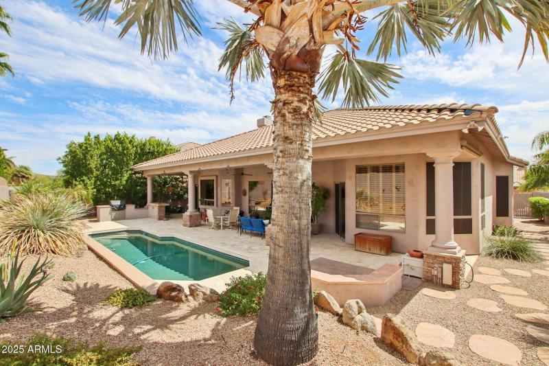 56-web-or-mls-E Altadena Dr-S0209-006