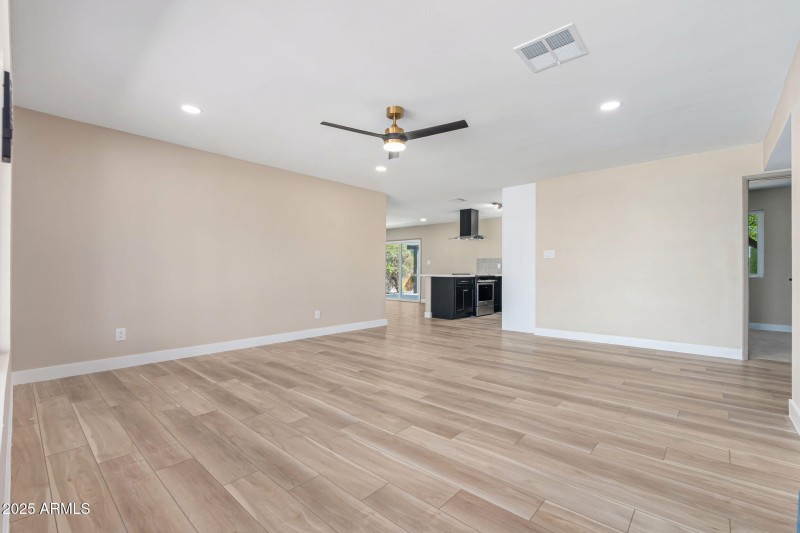 3121 W Hearn Rd - 06