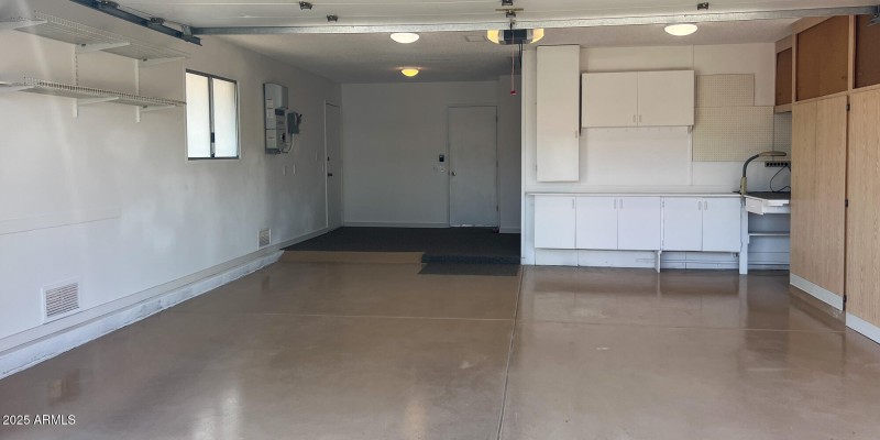 Garage w/golf cart parking