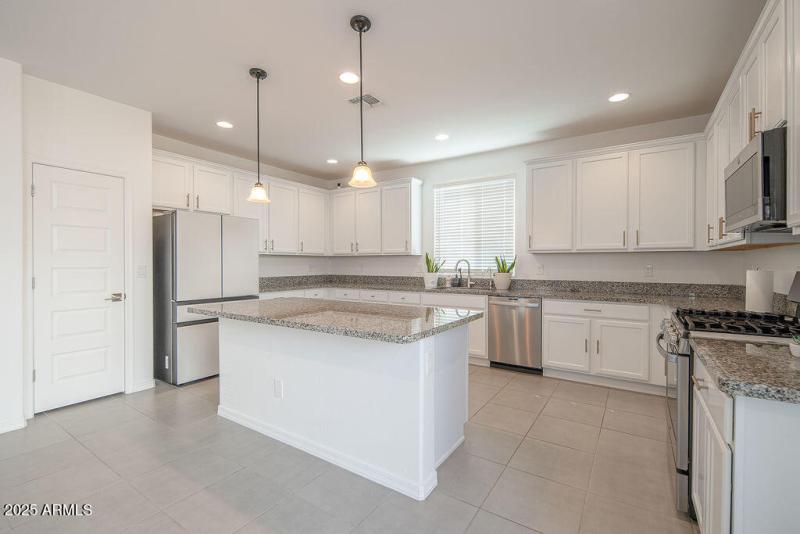 20250919_14118-W-Hackamore-Dr_04