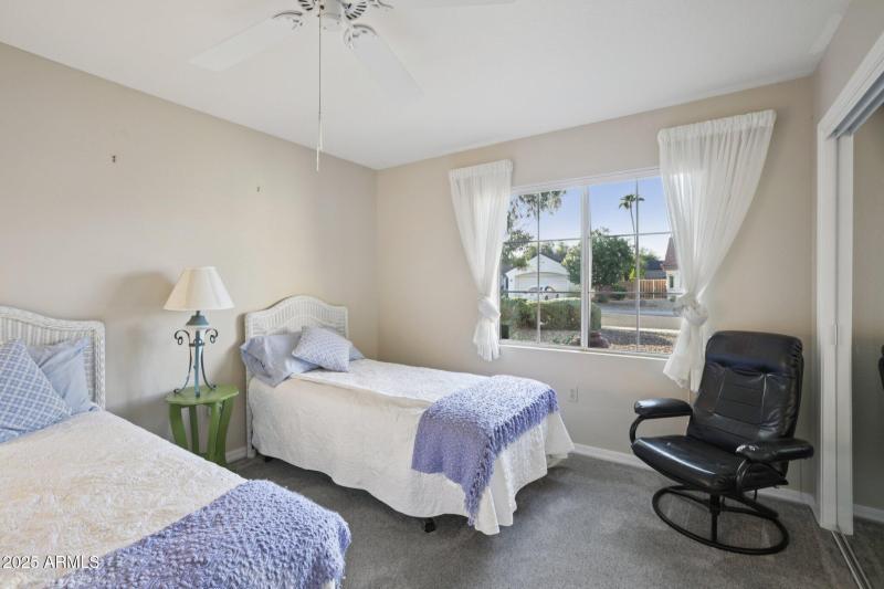 Twin beds in guest bedroom