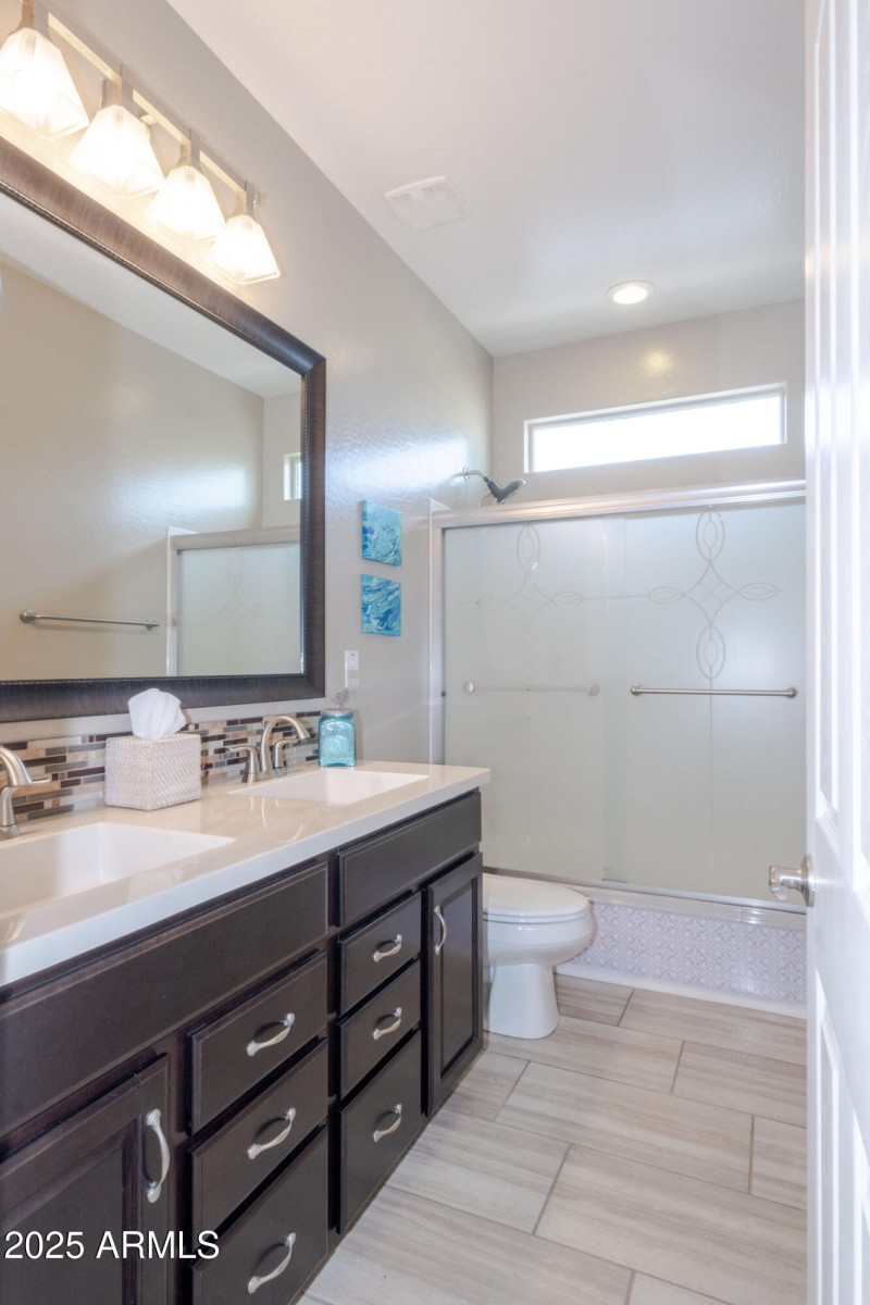 Hall Bathroom - Upstairs!